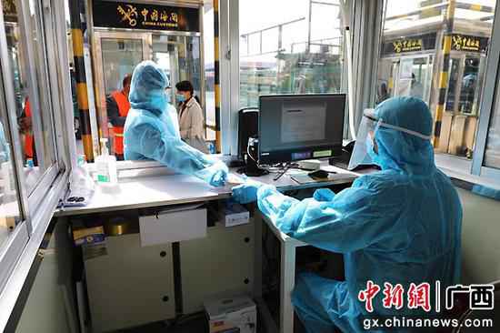 图为龙邦进出境边防查抄站执勤人员举办进出境查抄。 广西靖西互市商业收支口额大幅增长