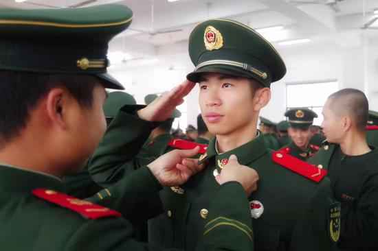 武警浙江省总队丽水支队进行新兵授衔典礼