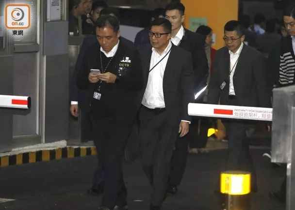 港警拘捕开枪大盗时遭围攻 多人诡计向警方“抢犯”