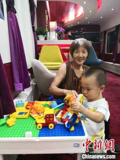 “京津冀”首趟旅游班列石家庄鸣笛始发