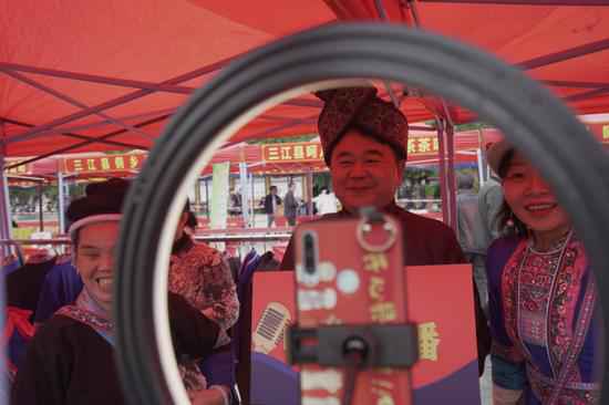 柳州创新创业超级带货官直播电商扶贫公益活动在三江县举办