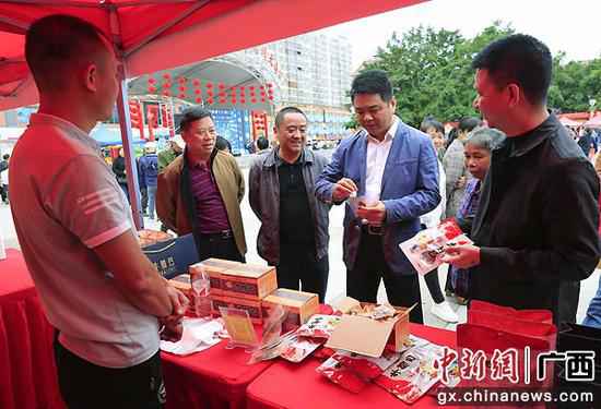 广西柳城启动扶贫日宣传勾当 第一书记现场带货