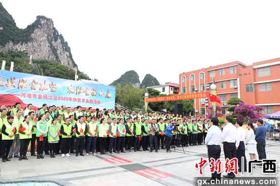 图为覃生贤与驻村干部交换 河池金城江区向决斗决胜脱贫攻坚提倡最后冲刺