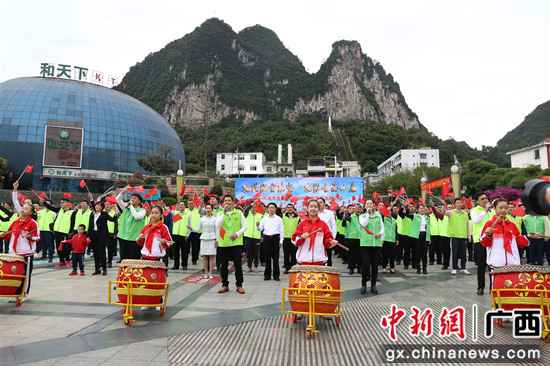 图为快闪节目《我爱你中国》 河池金城江区向决斗决胜脱贫攻坚提倡最后冲刺
