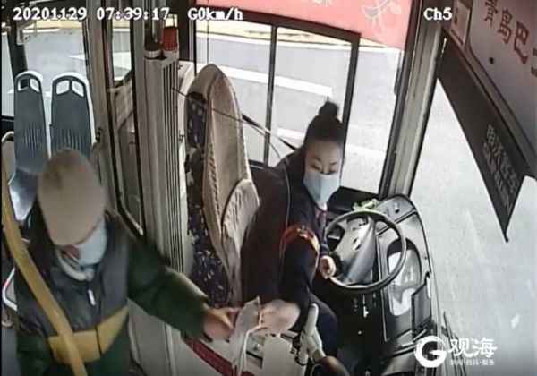 老人北风中赶公比武被冻红 女驾驶员一个流动暖爆了!