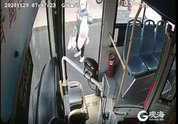 老人北风中赶公比武被冻红 女驾驶员一个流动暖爆了!