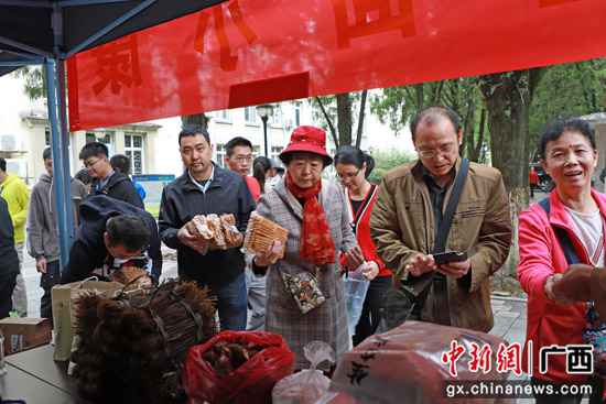 助推村子振兴 桂林理工大学开展主题扶贫日勾当