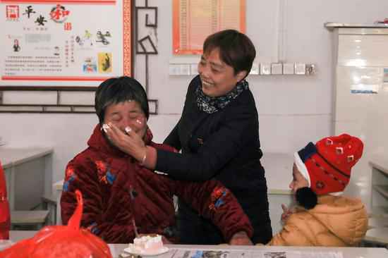 浙江金东下宅村的新年全家福：联贯21载见证村子振兴