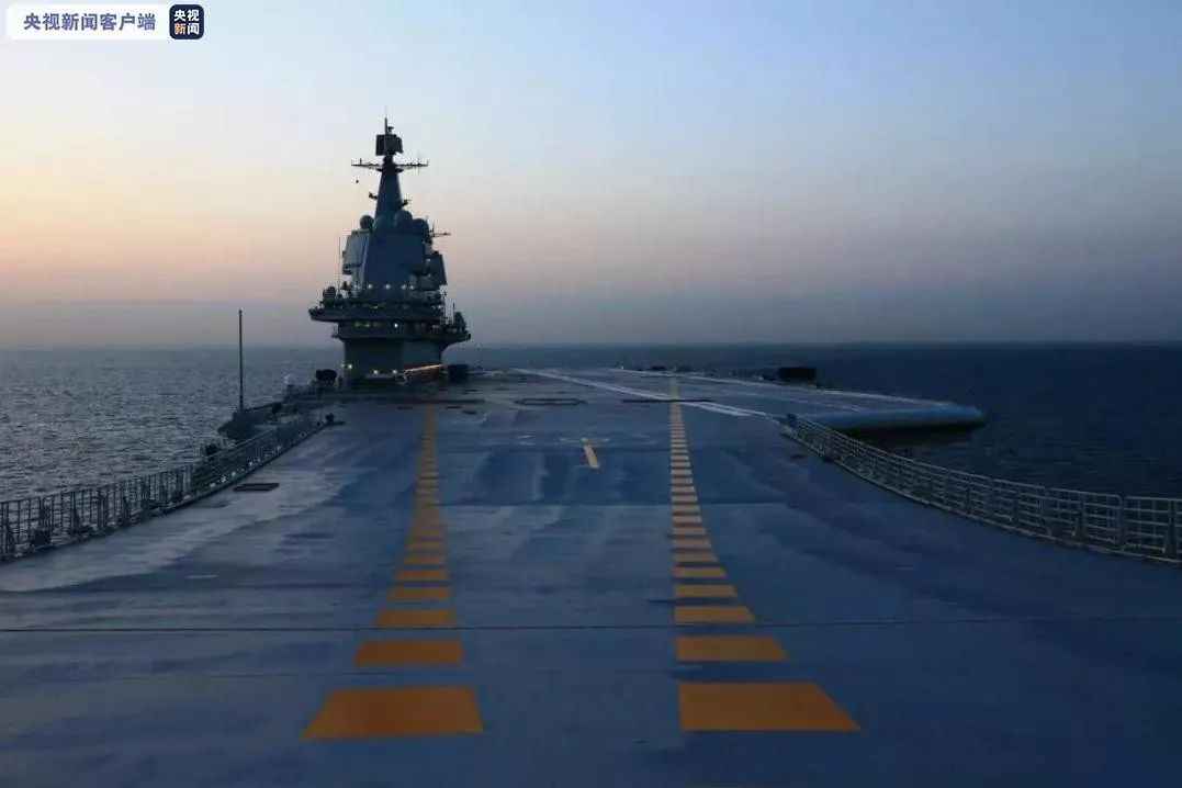 中国首艘国产航母山东舰入列 比起辽宁舰新在哪儿？