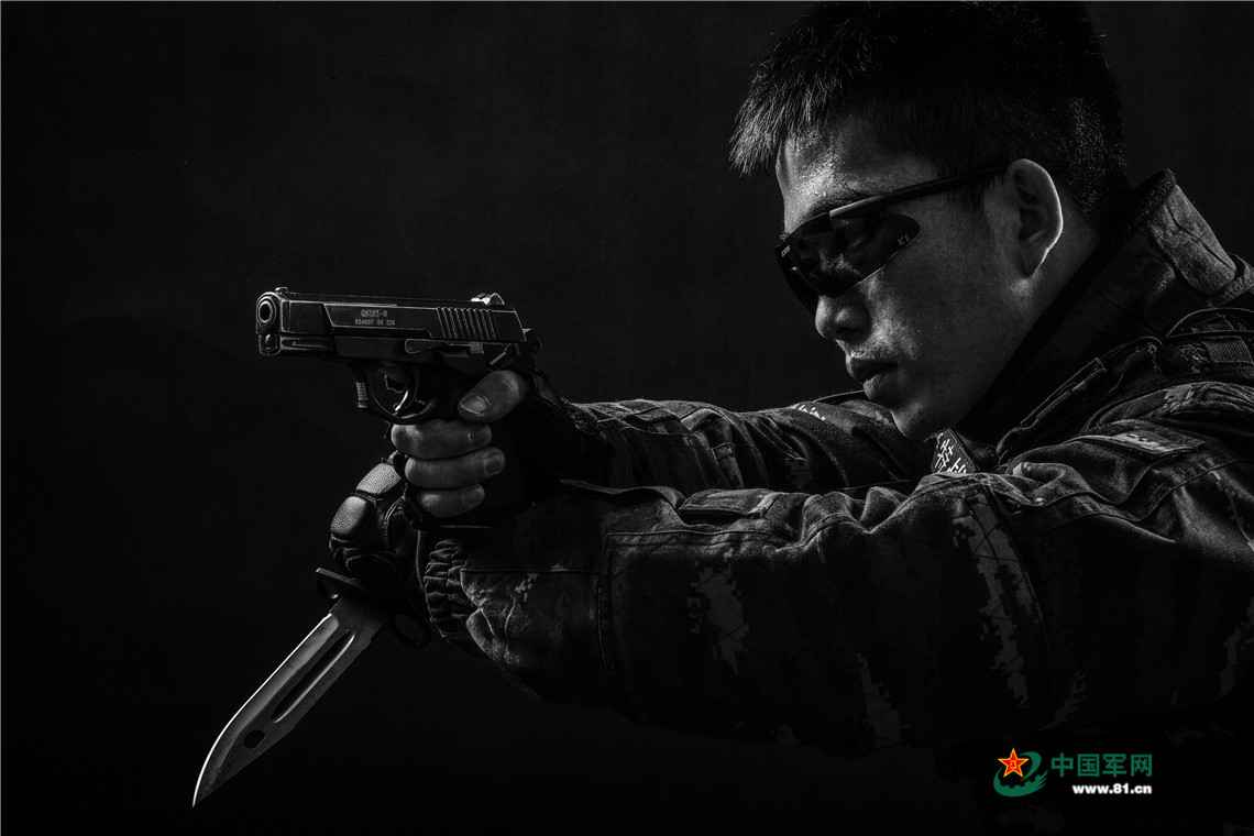 武警硬汉形象片|嘘，“蓝狐”来了！