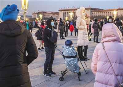 迎光启程！天安门广场新年首次升旗典礼进行
