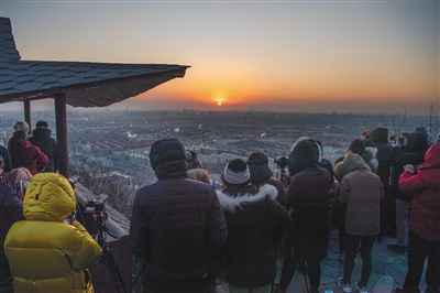 迎光启程！天安门广场新年首次升旗典礼进行