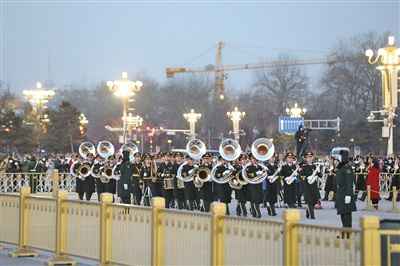 迎光启程！天安门广场新年首次升旗典礼进行