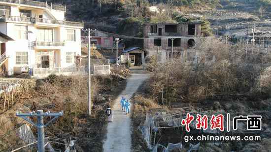 南边电网广西新电力团体资源供电公司车田供电所事恋人员深入资源县车田乡高寒山区村屯走访用电环境。唐光槟 摄 桂林资源高寒地带现雾凇 山区老黎民用电无忧