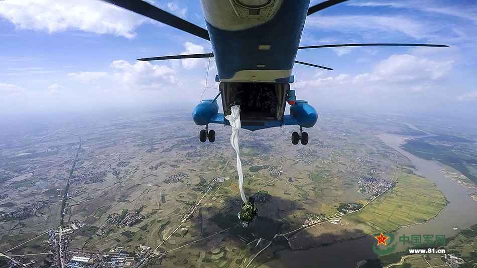 刺激！换个视角看直升机翼伞空降