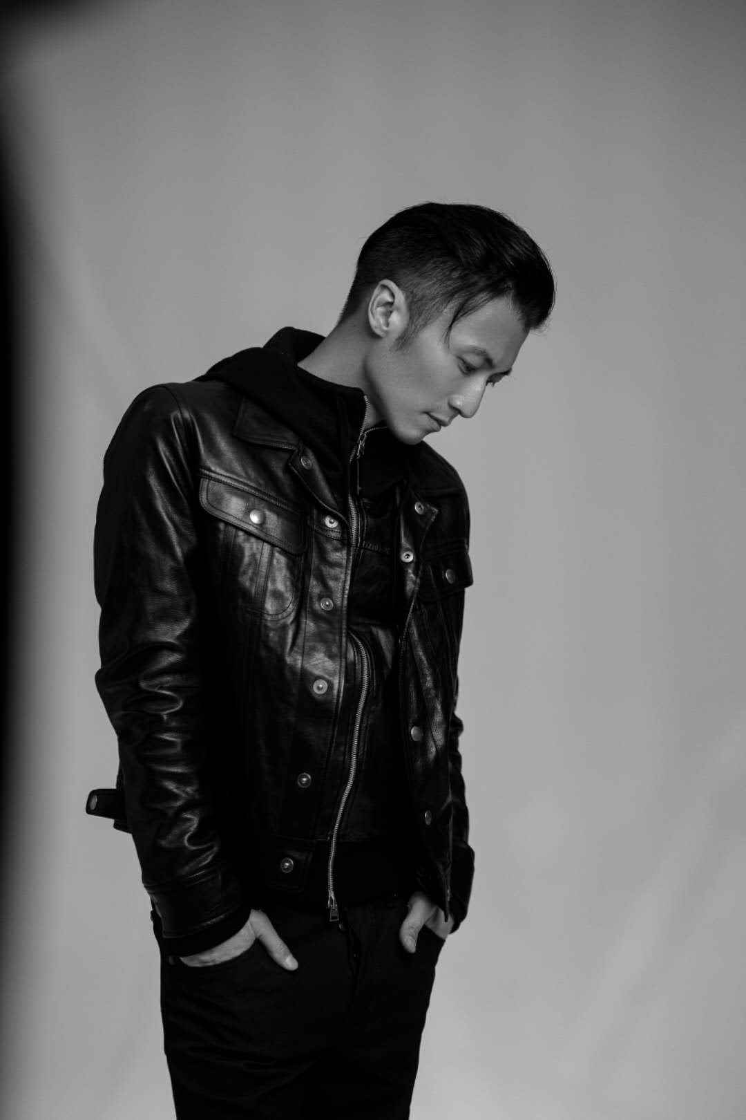 《中国好声音》“抢人大战”战火进级，“四资”导师谢霆锋现锋芒!