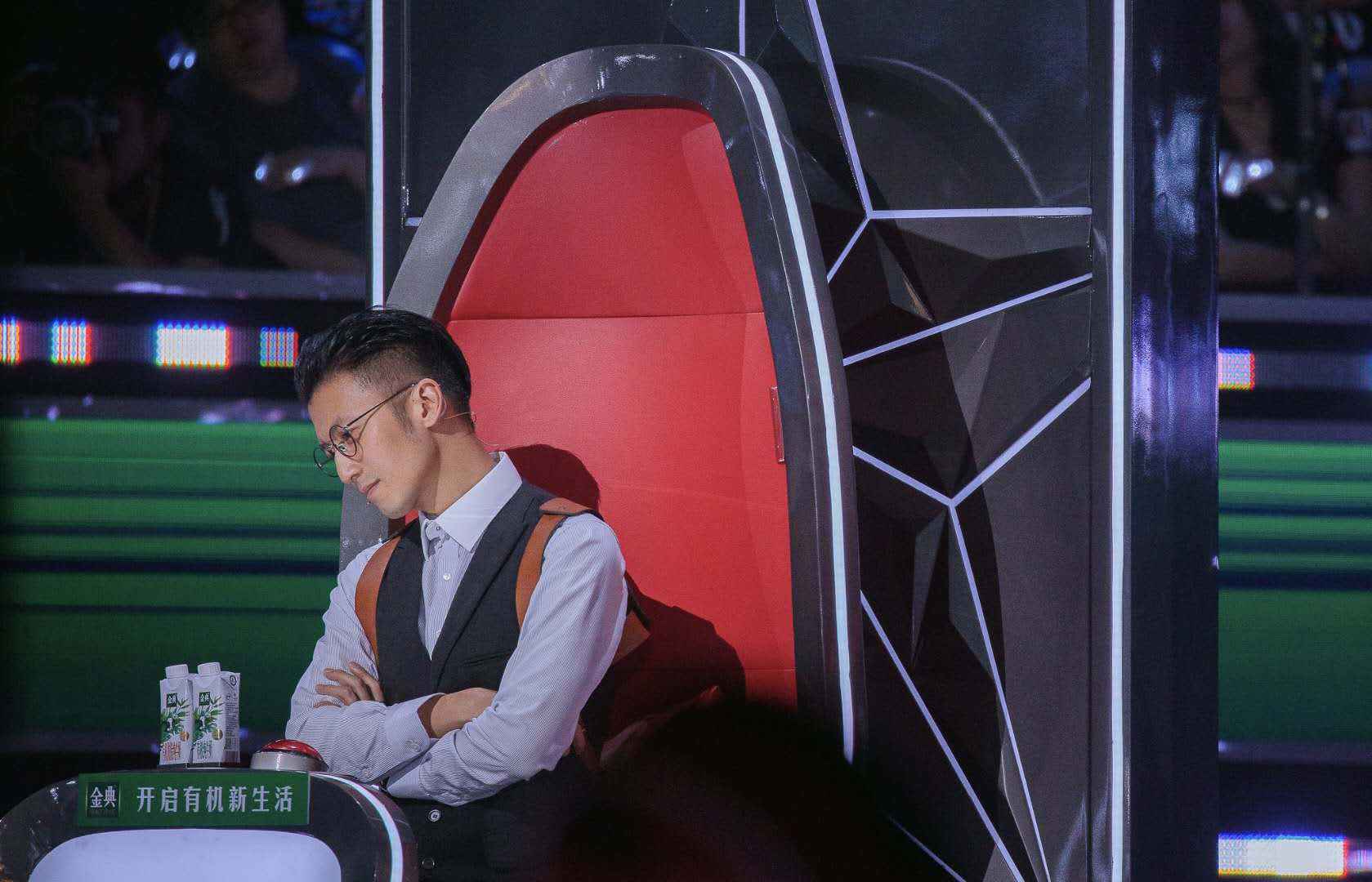 《中国好声音》“抢人大战”战火进级，“四资”导师谢霆锋现锋芒!