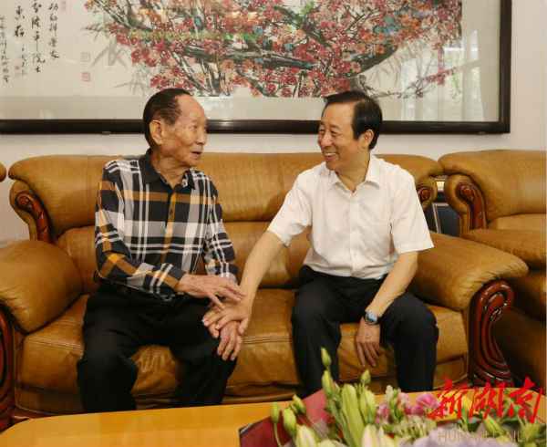 许达哲探望袁隆平院士并在省农科院调研