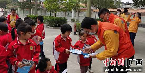 图为玉林工务段组织职工和青年志愿者深入黎湛线沿线学校,与师生开展春运安详宣传教诲,向学生发放安详宣传传单。李慕传 摄 宁铁玉林工务段启动路外安全宣传筑牢春运防线