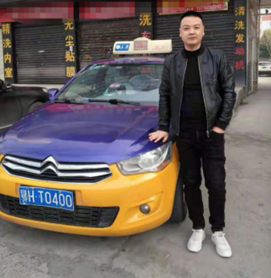 闯红灯、逆行……但全网都在给鄂HT0400点赞！