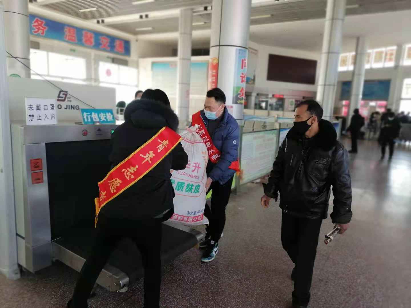 团萧县县委开展“暖冬护春运 绽放青风范”—2021年春运志愿处事勾当