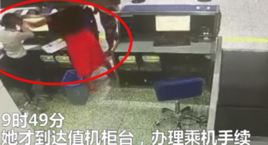 武汉名校女博士误机后大闹机场 掌掴事恋人员