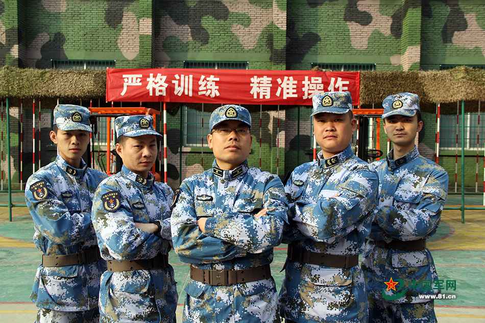 动图 | 挑战不行能 兵哥哥开挂秀叉车特技