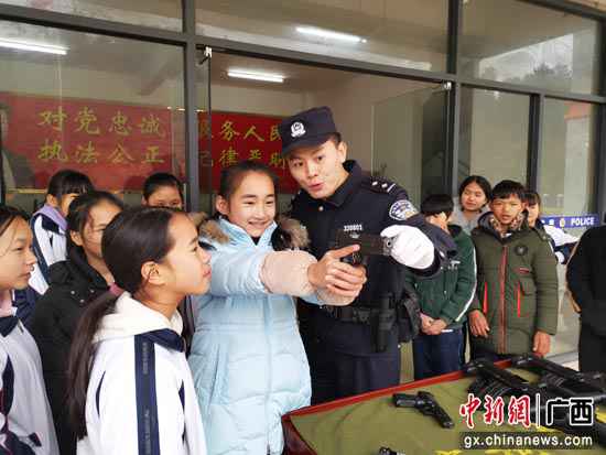 广西宁明:警营开放日 国防教诲时