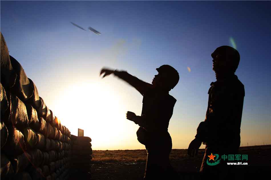 走，去贺兰山下看百余新兵实弹抛掷大查核