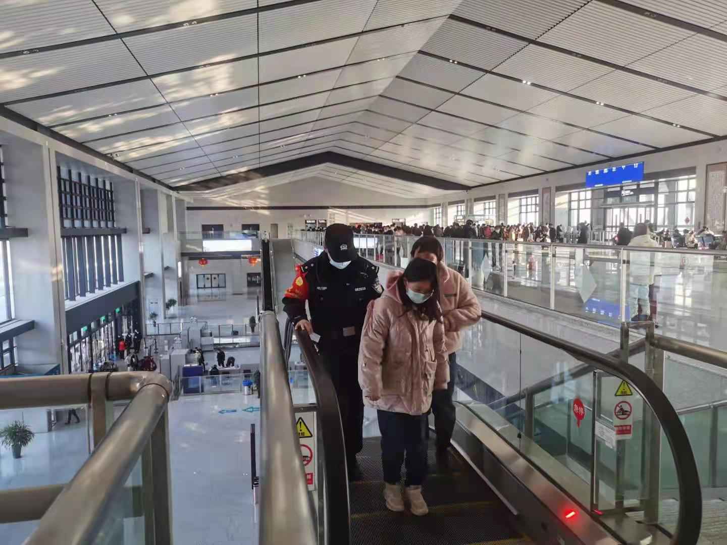 瞽者一家三口坐高铁遇坚苦 阜阳民警提供辅佐