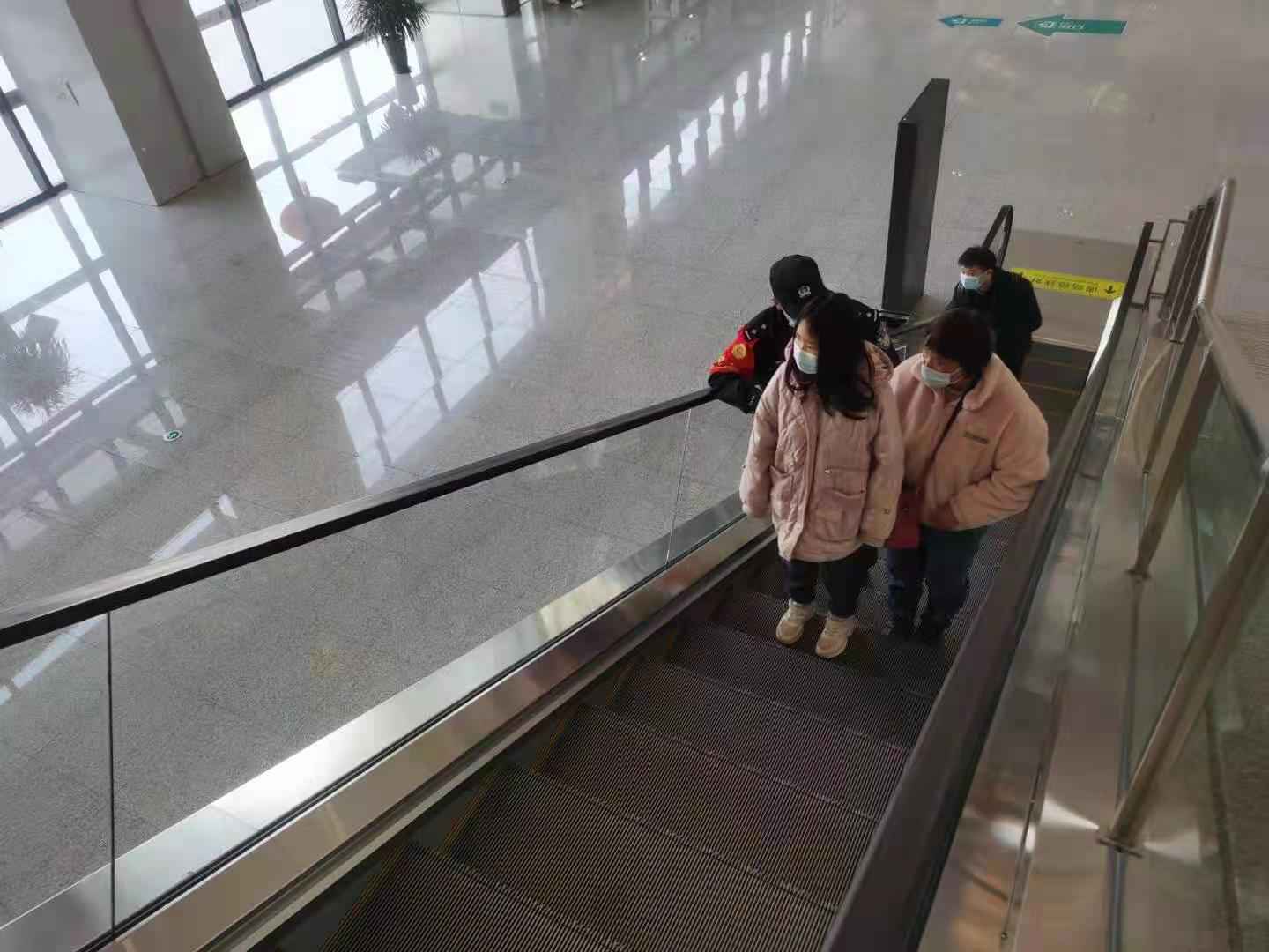 瞽者一家三口坐高铁遇坚苦 阜阳民警提供辅佐