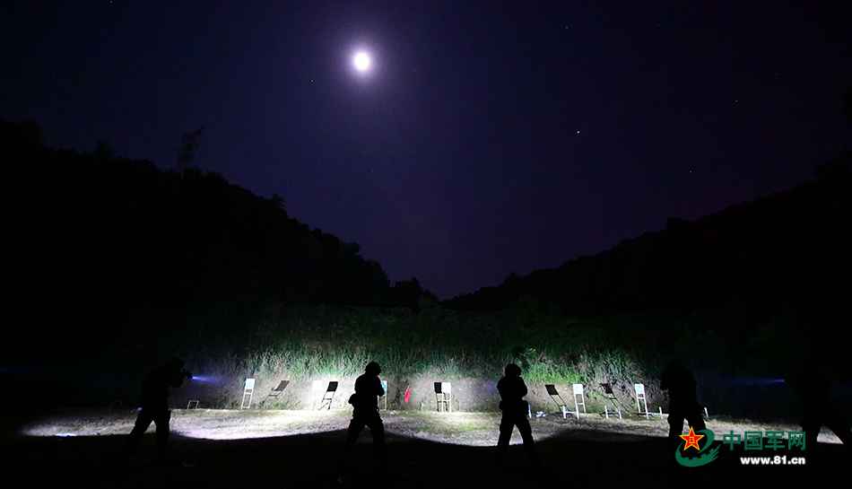 夜幕下的“蓝色预警” 武警夏季练兵酷图