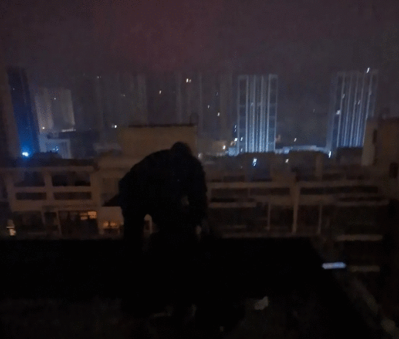 女子坐18楼顶平台欲轻生 淮北消防民警冒雨救济