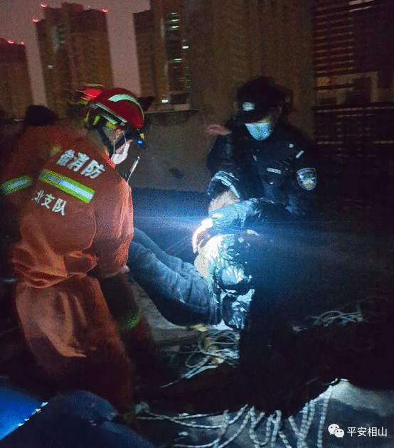 女子坐18楼顶平台欲轻生 淮北消防民警冒雨救济
