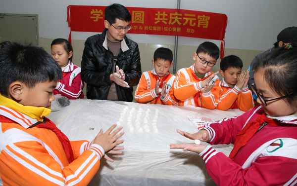 合肥一所小学元宵节学习包元宵给医务人员送祝福