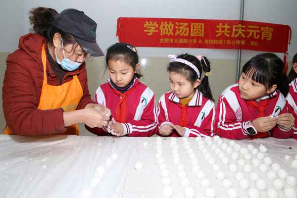 合肥一所小学元宵节学习包元宵给医务人员送祝福
