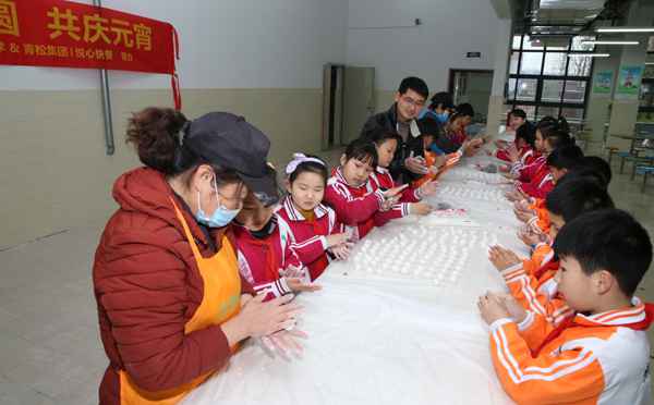 合肥一所小学元宵节学习包元宵给医务人员送祝福