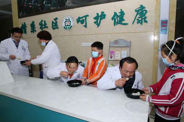 合肥一所小学元宵节学习包元宵给医务人员送祝福