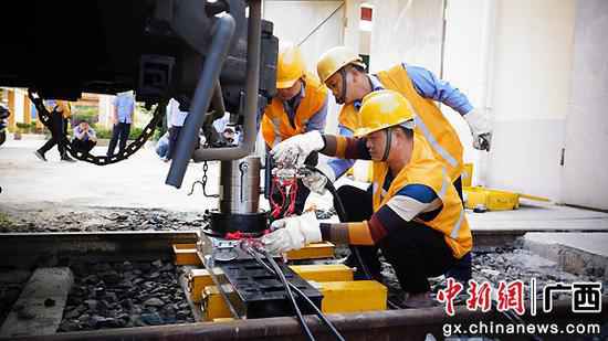 玉林工务段开展春运轨道车起复演练晋升应急本领