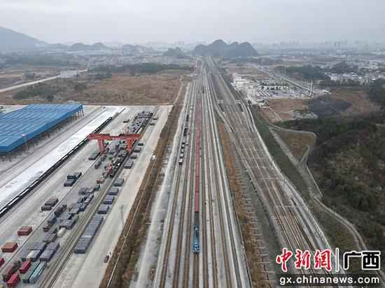 春耕物资运输增多 桂林车站铁血硬汉与“龙”共舞保春耕