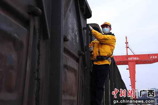 春耕物资运输增多 桂林车站铁血硬汉与“龙”共舞保春耕