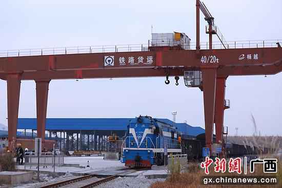 春耕物资运输增多 桂林车站铁血硬汉与“龙”共舞保春耕