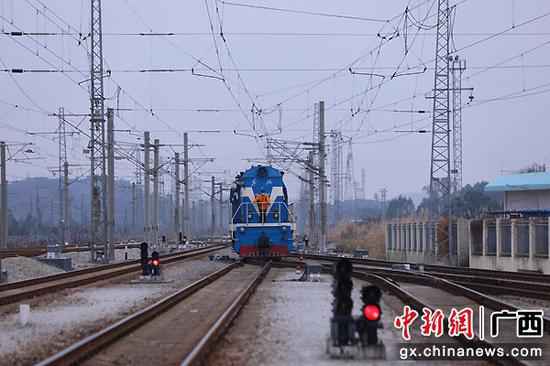 春耕物资运输增多 桂林车站铁血硬汉与“龙”共舞保春耕