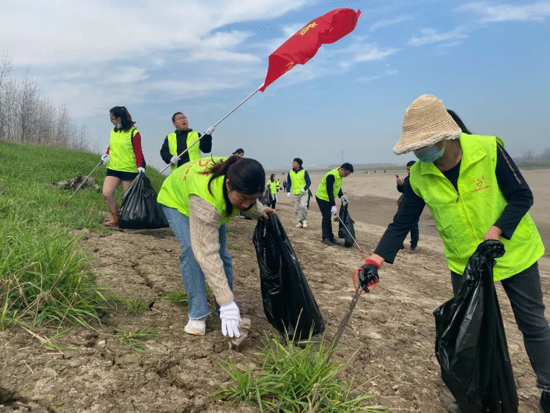 池州“河小青”开展2021年净滩动作