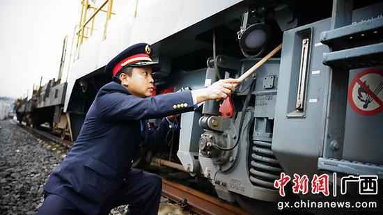 玉林工务段首席技师守护春运平安
