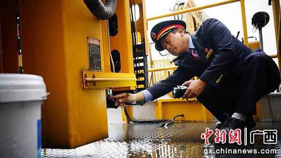 玉林工务段首席技师守护春运平安