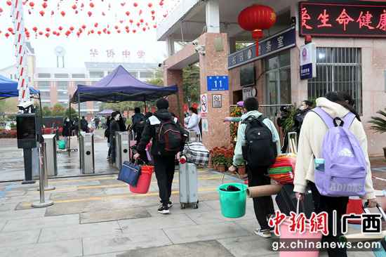 开学首日广西-东盟经开区华侨中学学生有序返校 潘志安 摄 广西-东盟经开区各所中小学校、幼儿园开学