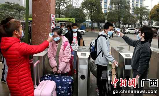 广西-东盟经开区华侨中学给返校学生测体温 潘志安 摄 广西-东盟经开区各所中小学校、幼儿园开学