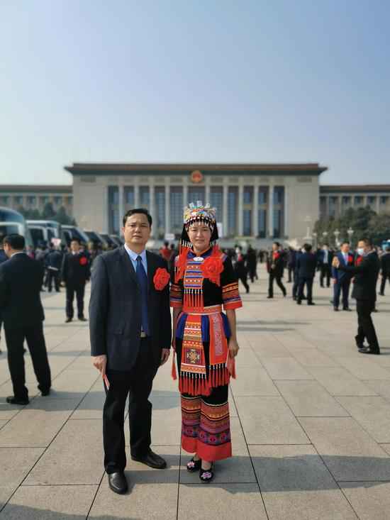 奋战扶贫一线 通报扶贫气力