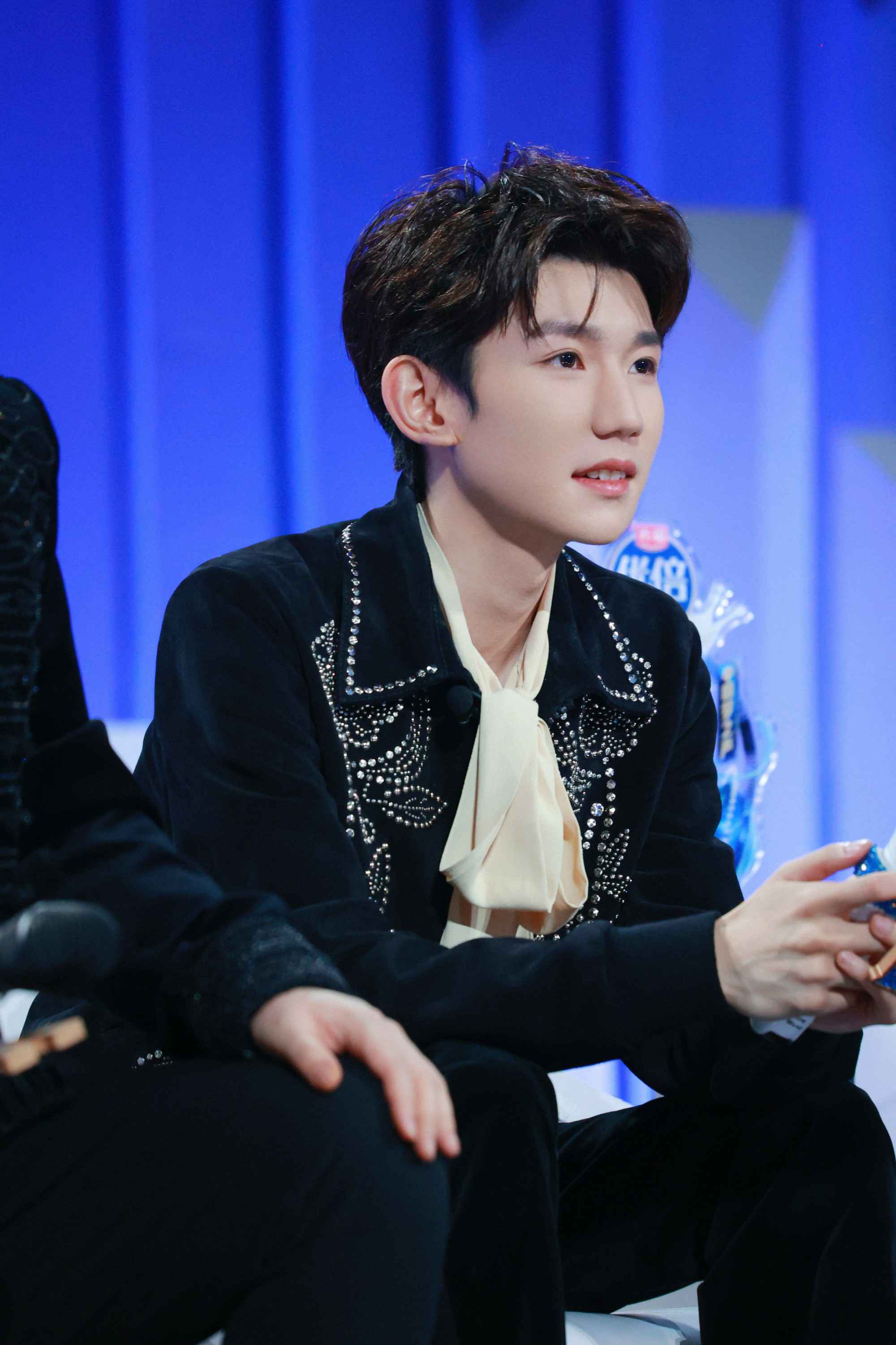 《中国梦之声?我们的歌》“勤深深”合体献唱粤语版《恋爱转移》王源舞蹈获赞